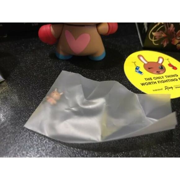 Kidrobot Dunny Fatale Series Alexandra Anderson 3" Kangaroo with Baby Dunny - Picture 5 of 5